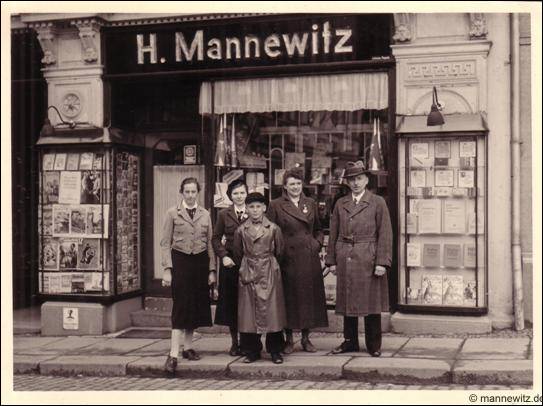 H. Mannewitz Foto vor dem Geschäft
